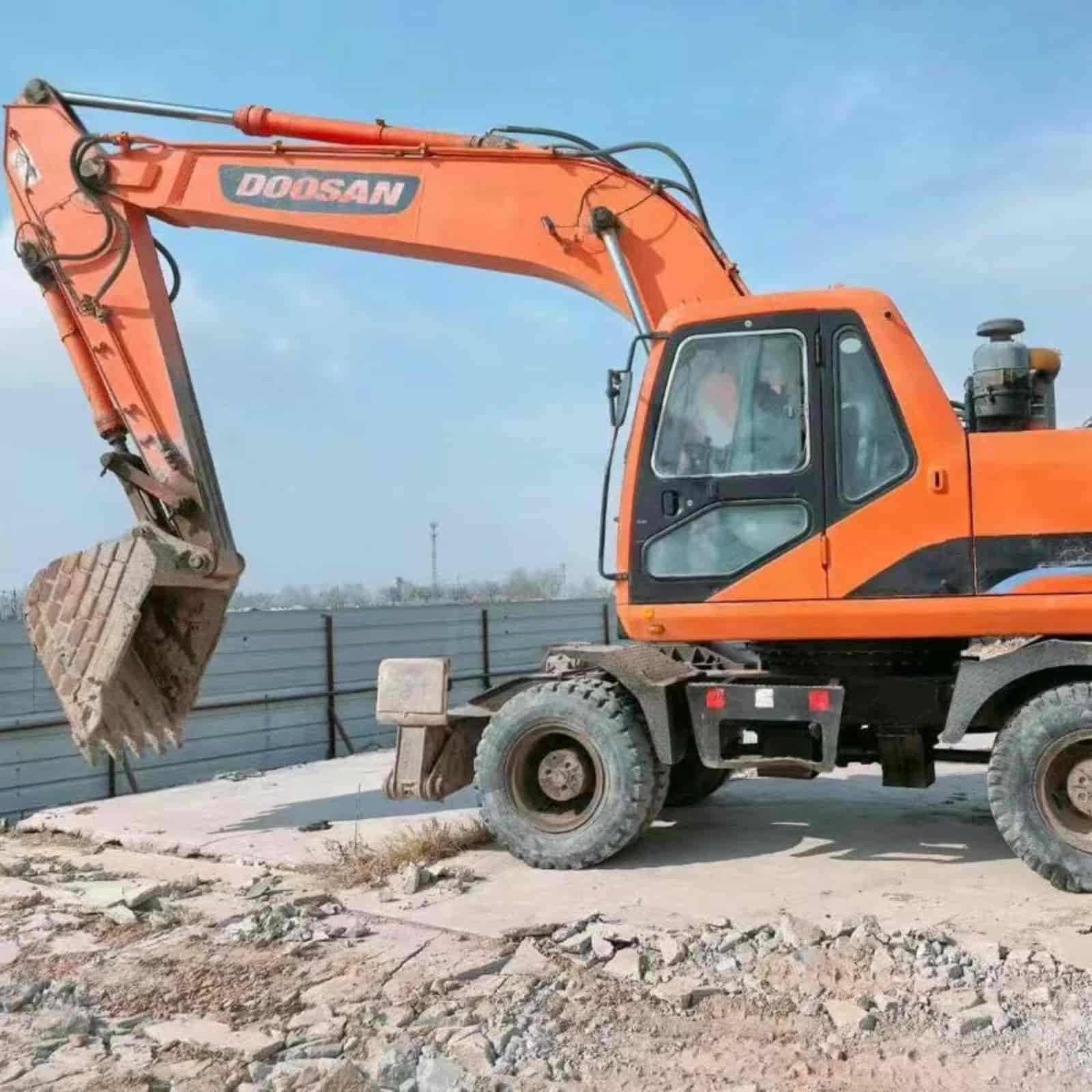 3555 HOURS DOOSAN 210-7W Excavator