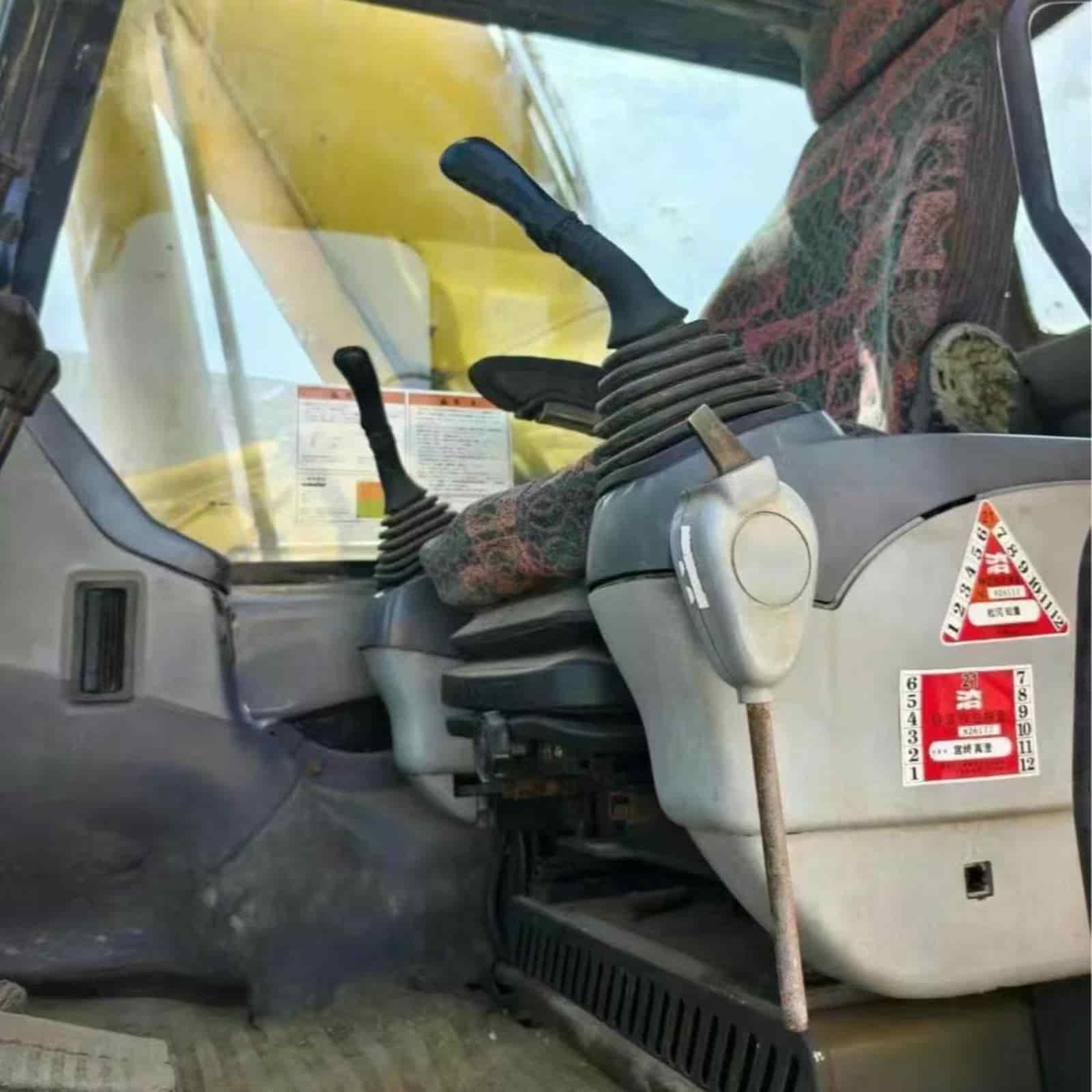 4220 HOURS KOMATSU 200-7 Excavator