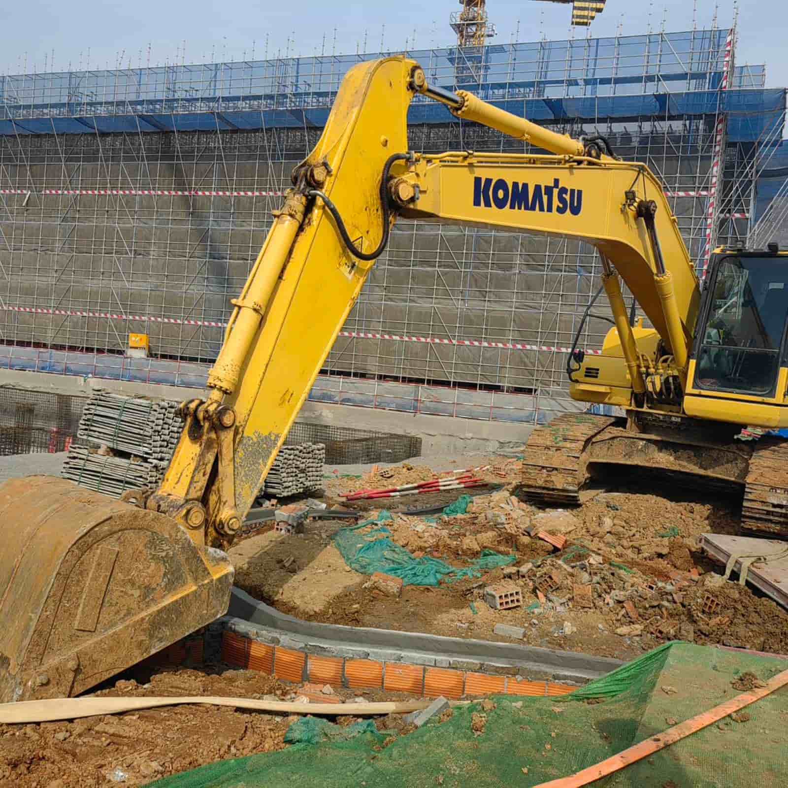 900 HOURS KOMATSU 200MO Excavator