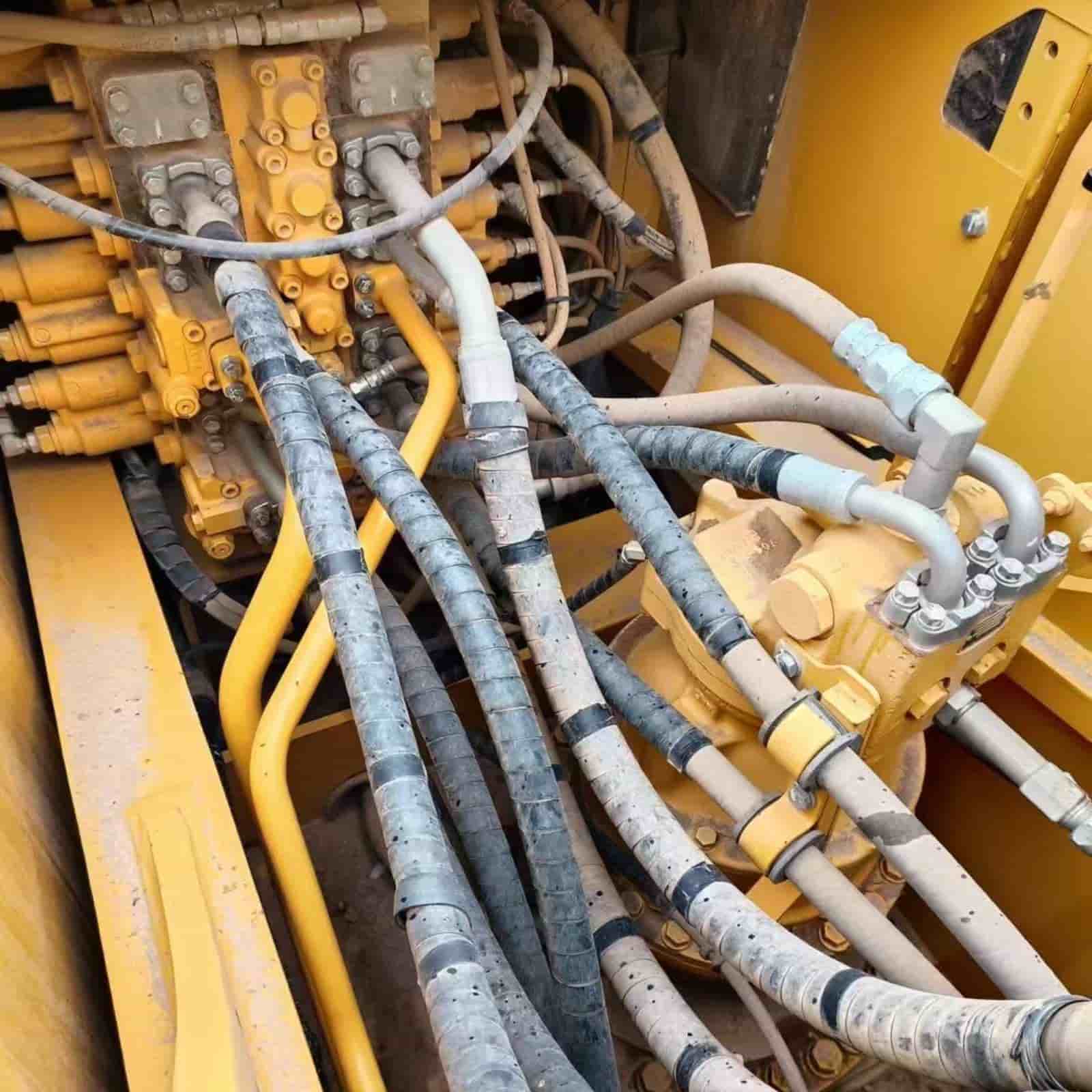 611 HOURS KOMATSU 240lcmo Excavator