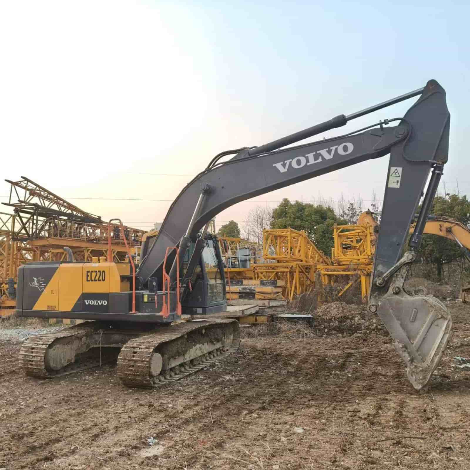 595 HOURS Volvo EC220ES Crawler Excavator