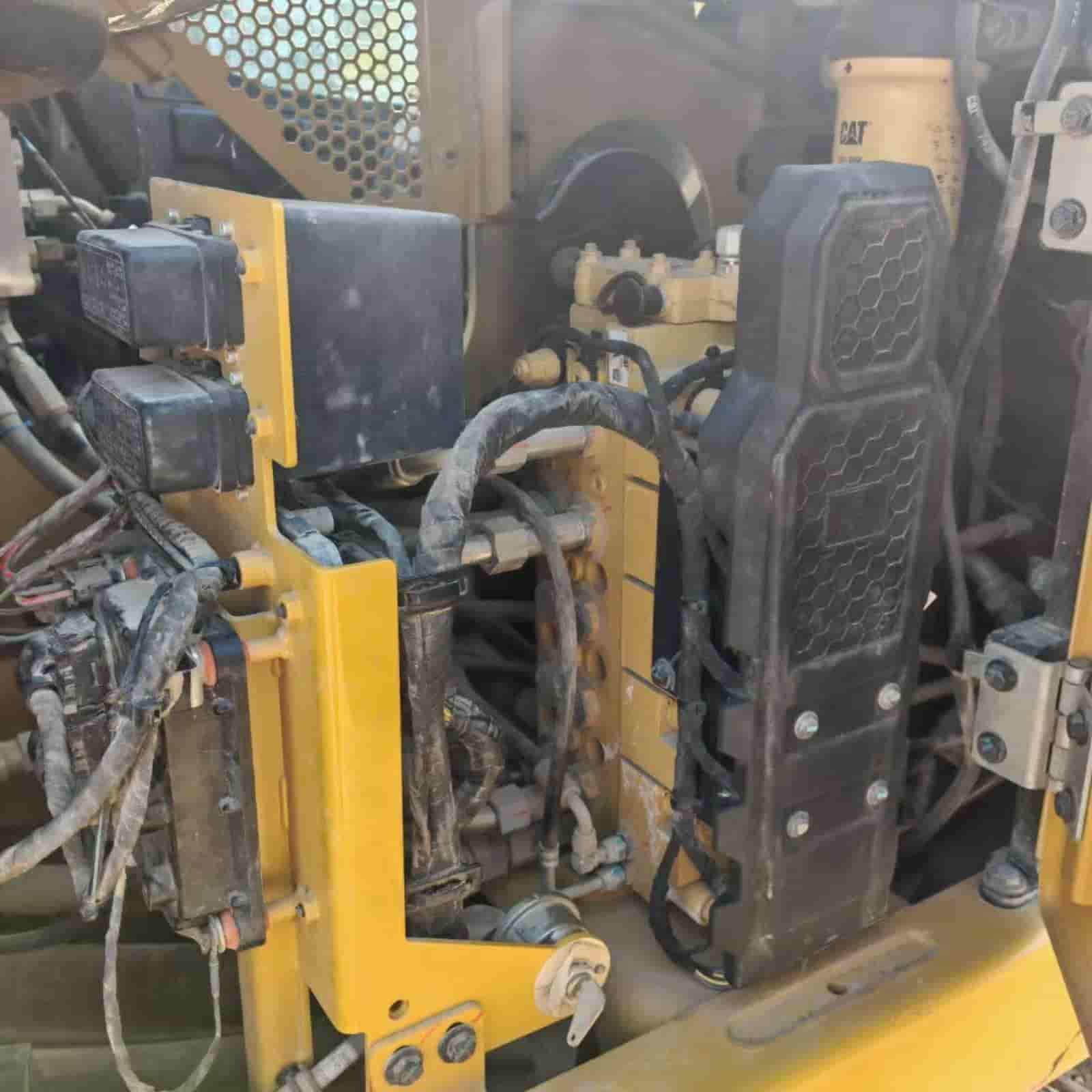 318 HOURS CAT 307.5 Excavator