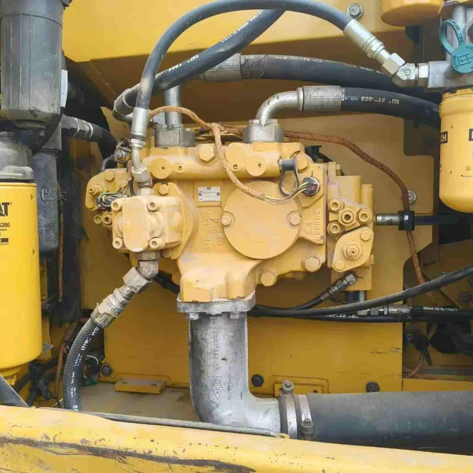 2114 HOURS CAT 320D2 Excavator