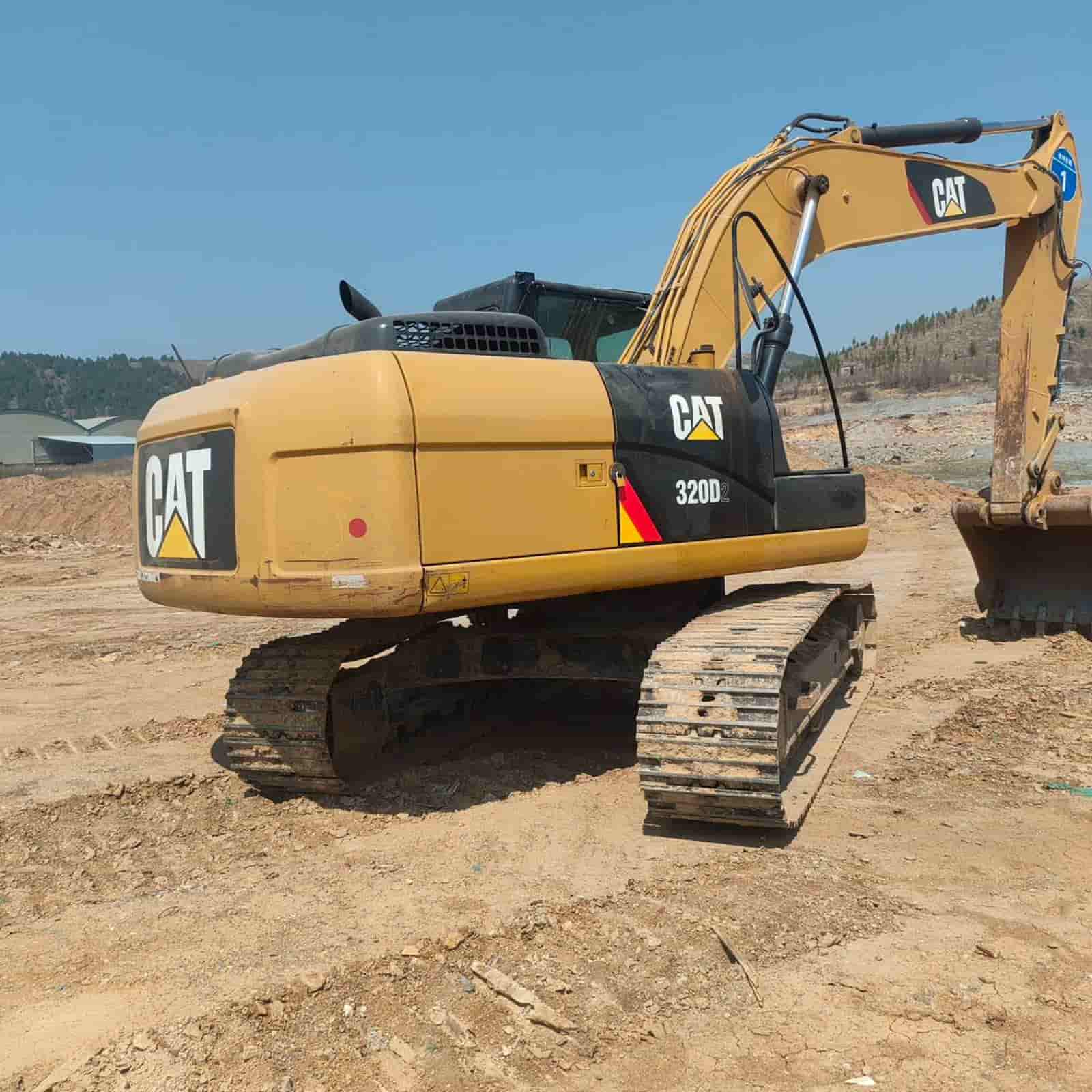 2114 HOURS CAT 320D2 Excavator