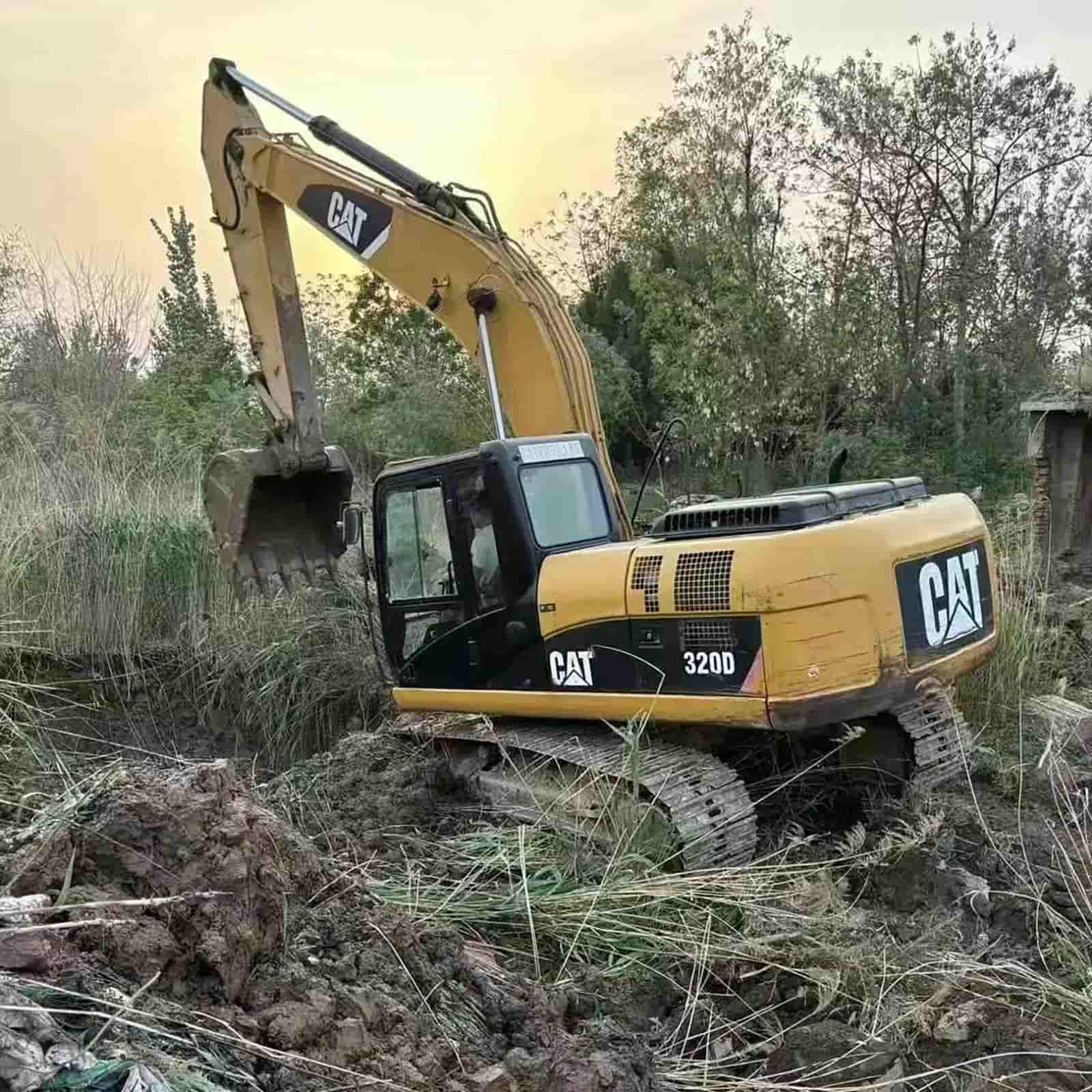 2215 HOURS CAT 320D Excavator