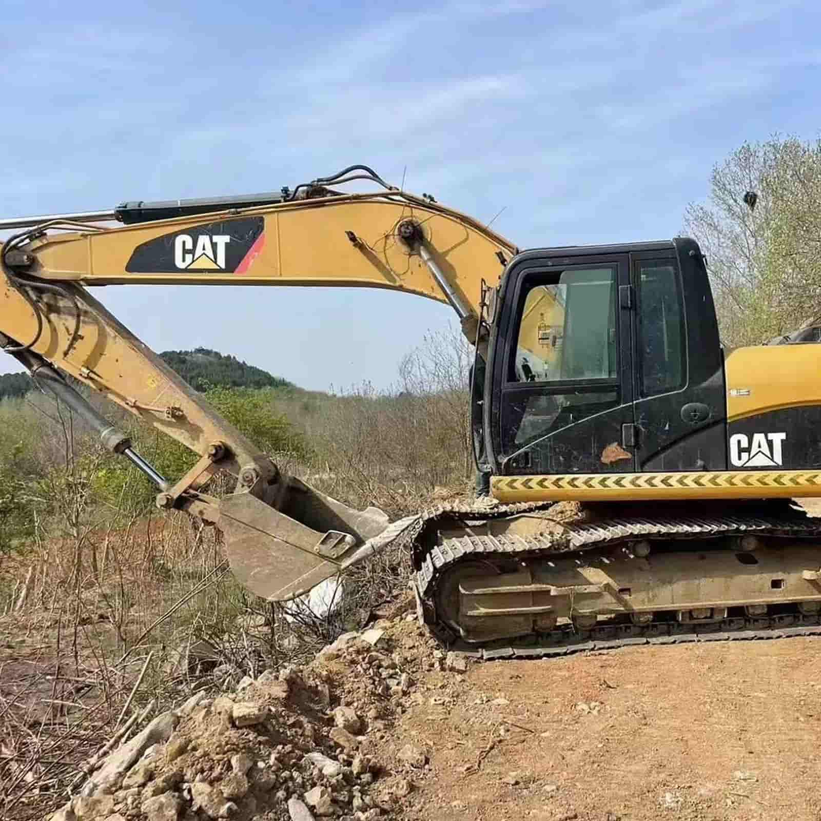 2215 HOURS CAT 320D Excavator