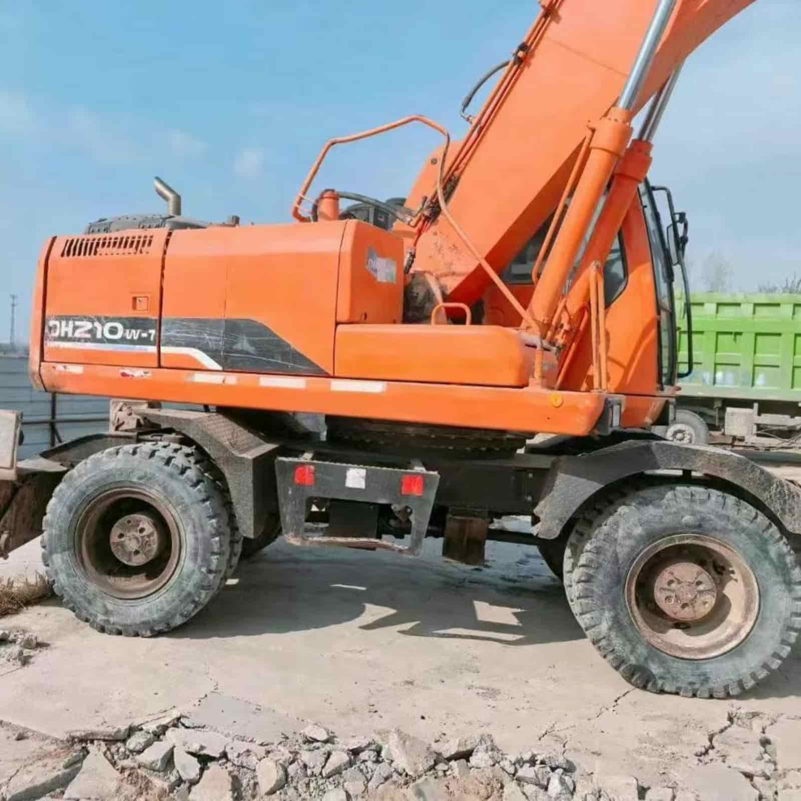3555 HOURS DOOSAN 210-7W Excavator