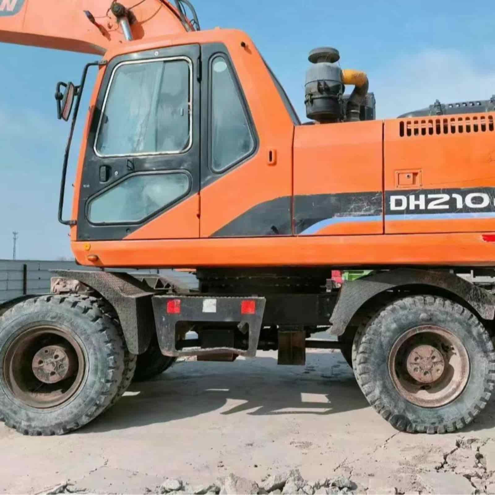 3555 HOURS DOOSAN 210-7W Excavator