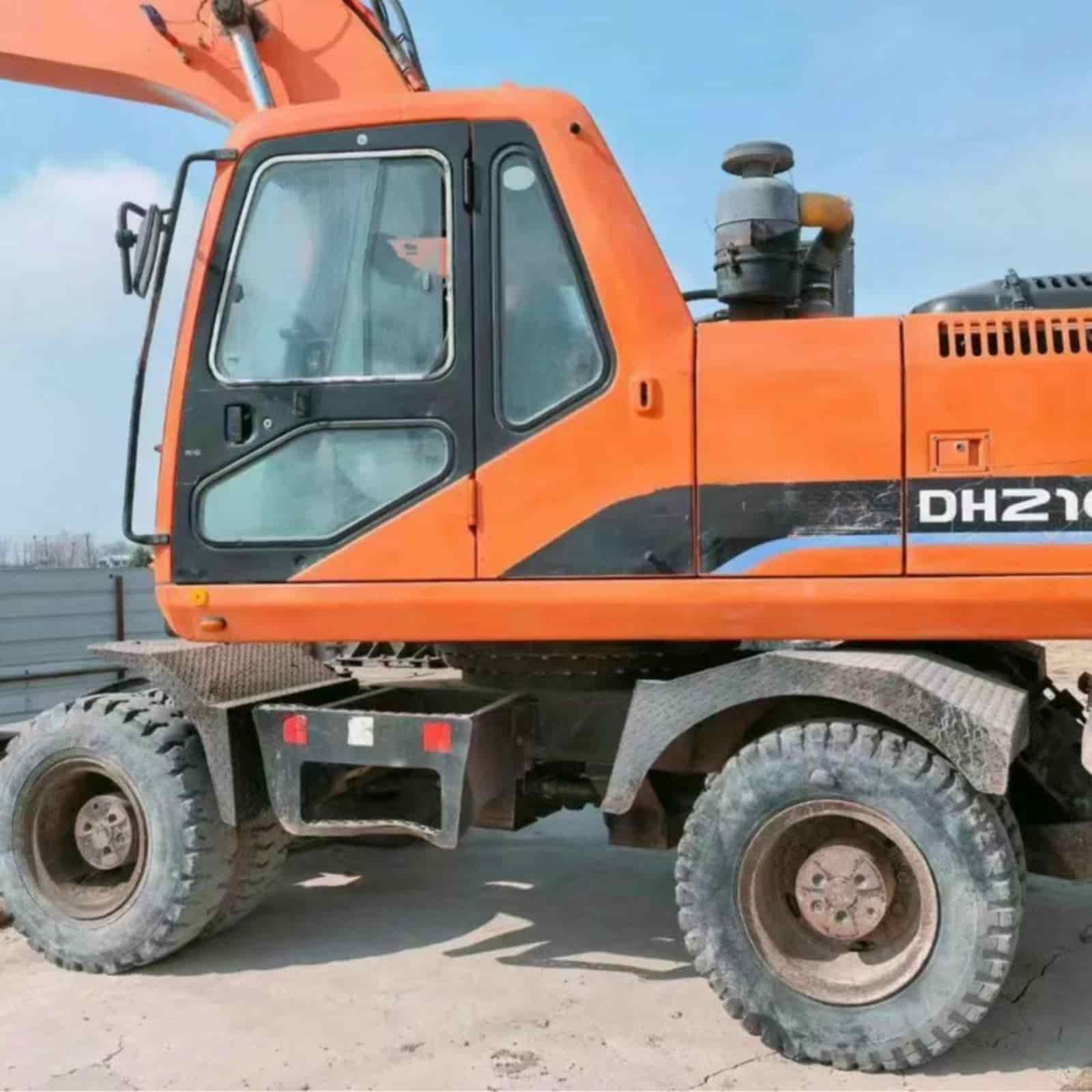 3555 HOURS DOOSAN 210-7W Excavator