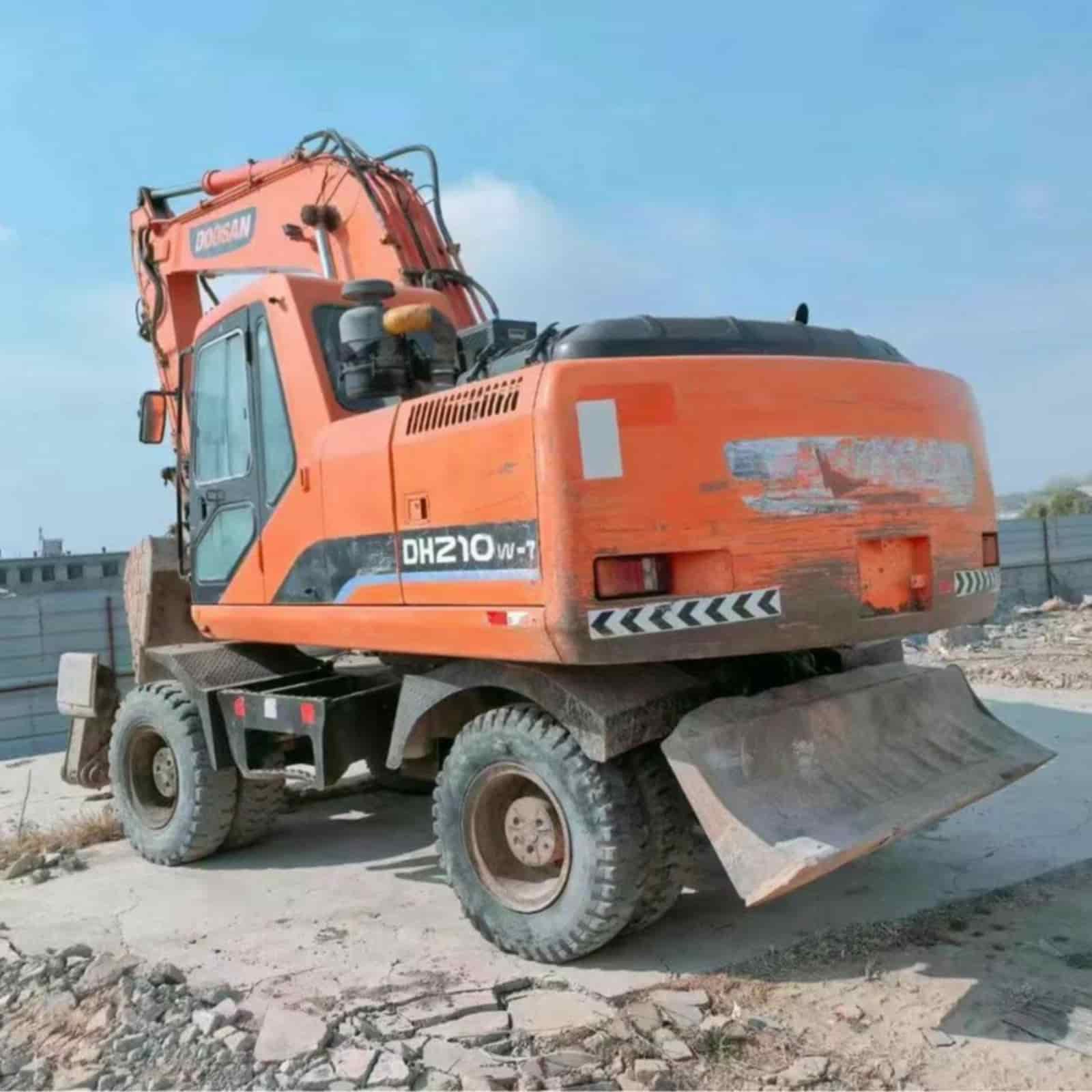3555 HOURS DOOSAN 210-7W Excavator