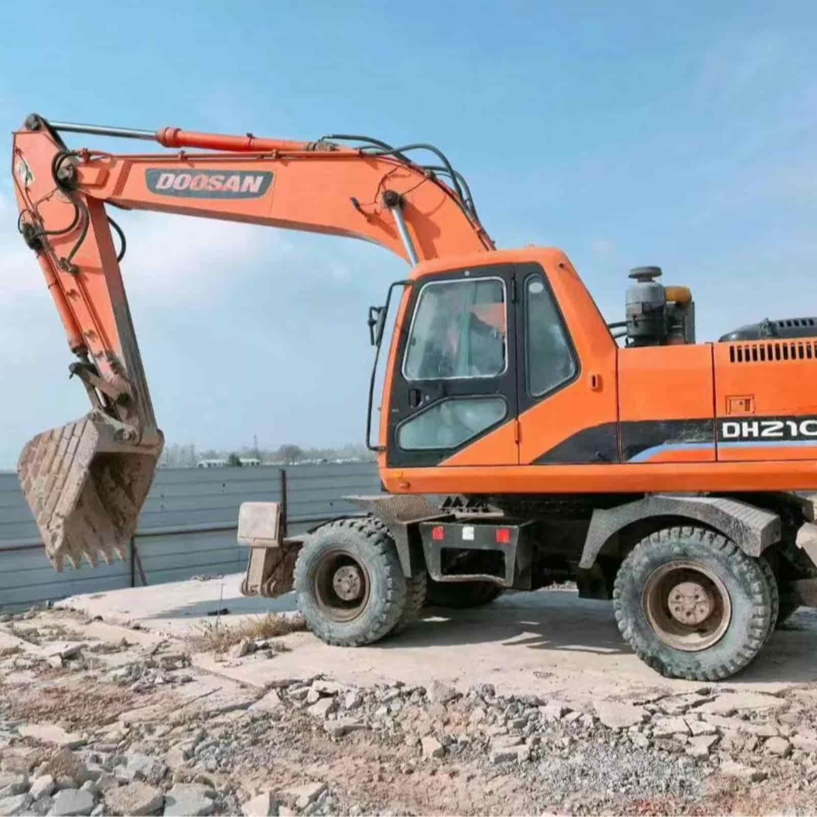 3555 HOURS DOOSAN 210-7W Excavator
