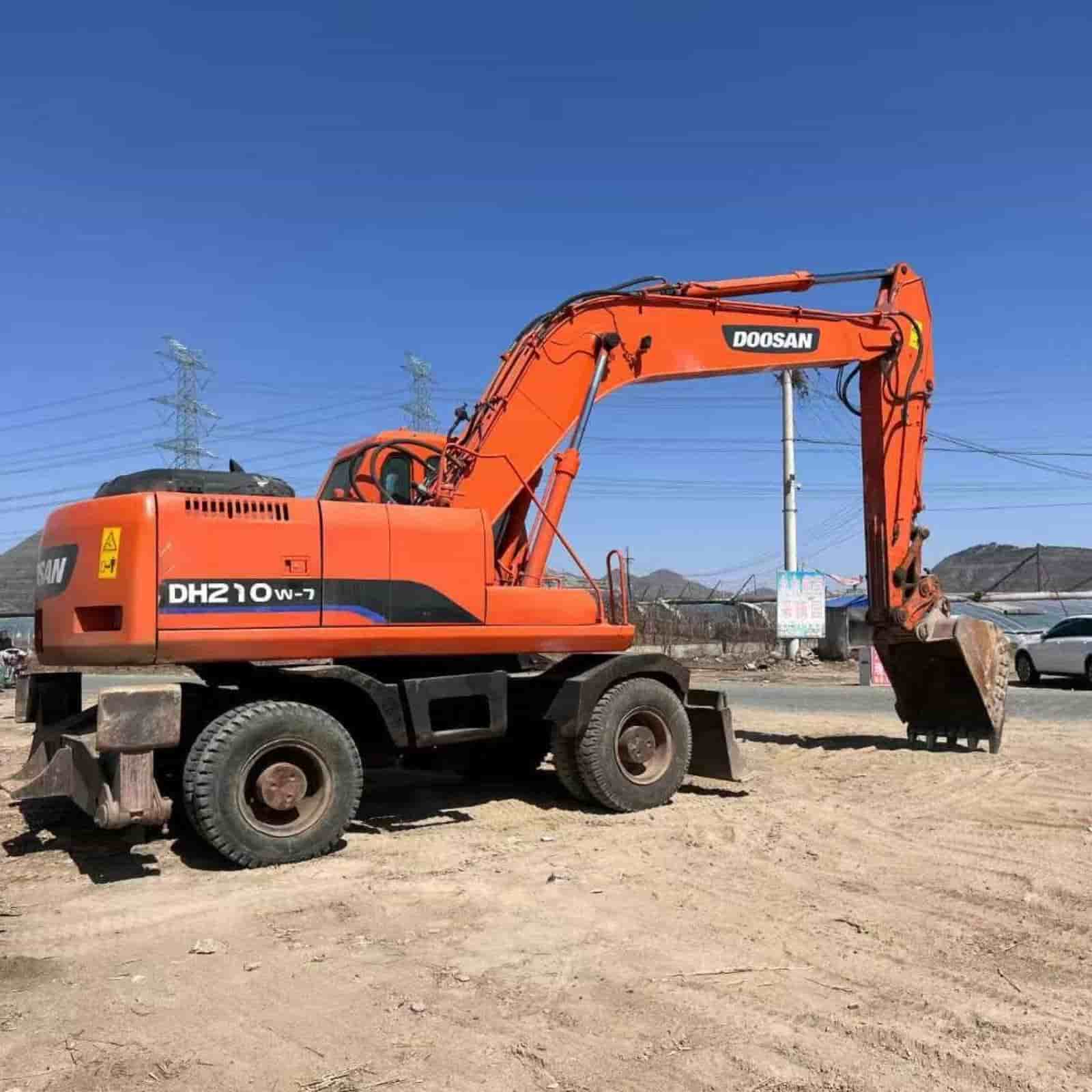 3325 HOURS DOOSAN 210-7W Excavator