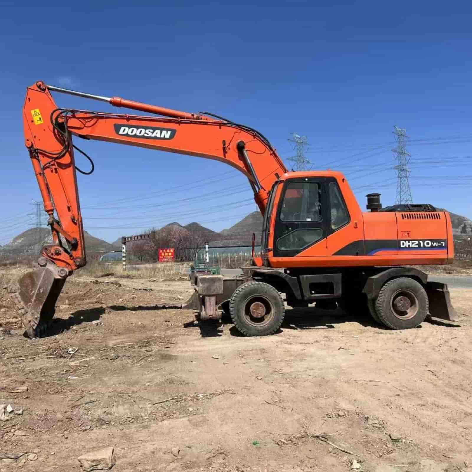 3325 HOURS DOOSAN 210-7W Excavator
