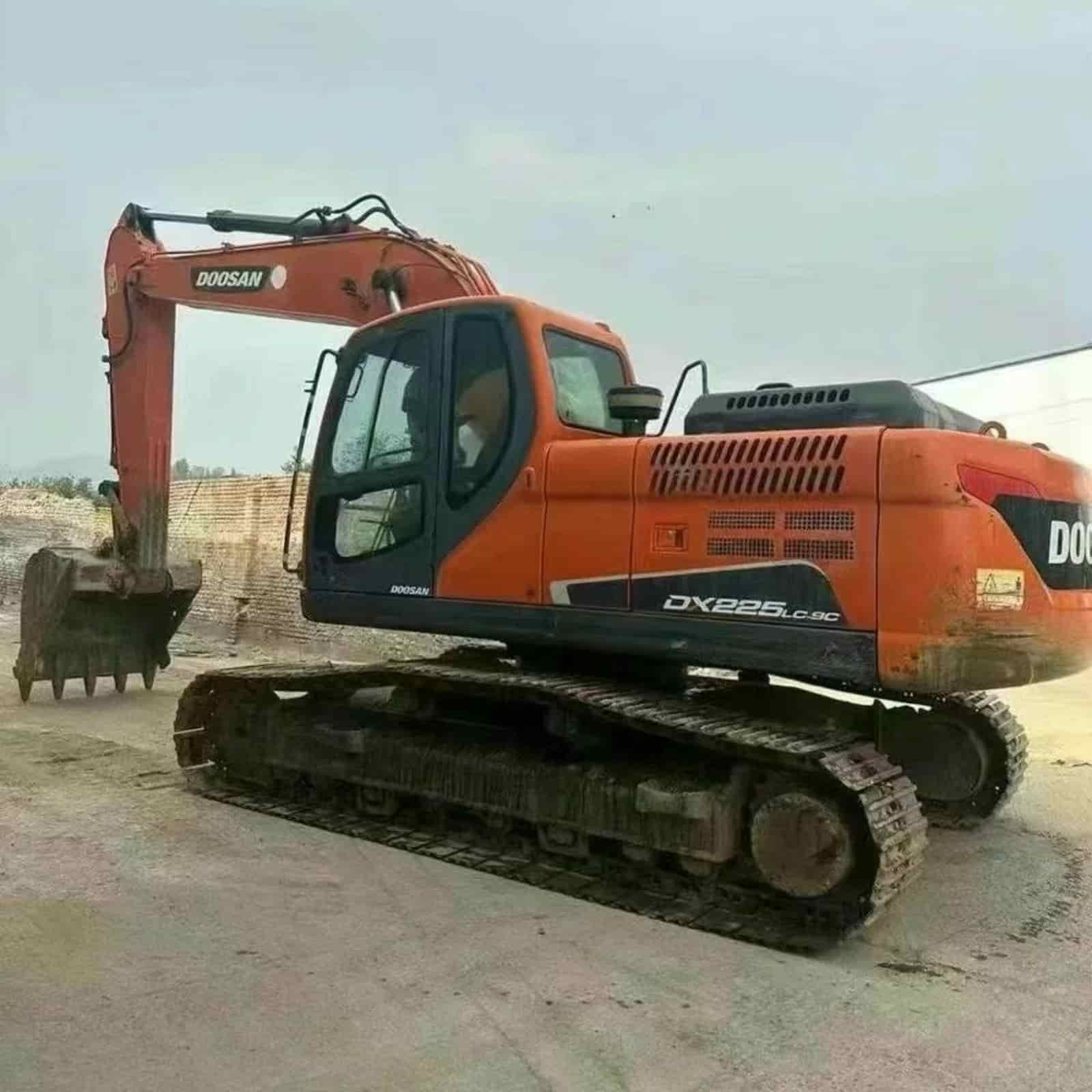 DOOSAN 225-9c Excavator
