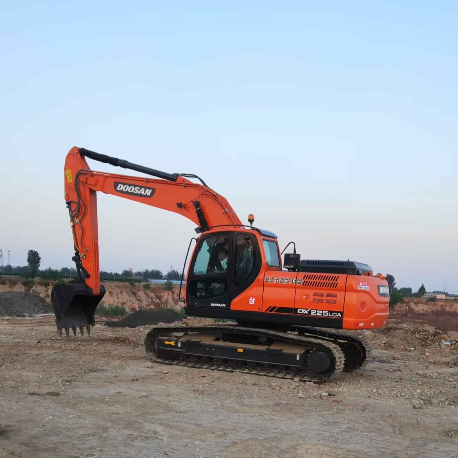 DOOSAN 225LCA Excavator