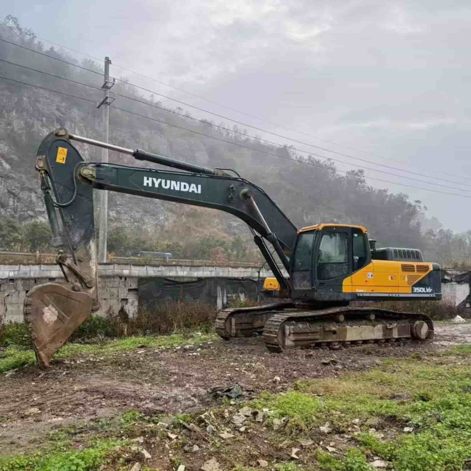 HYUNDAI 350vs Crawler Excavator