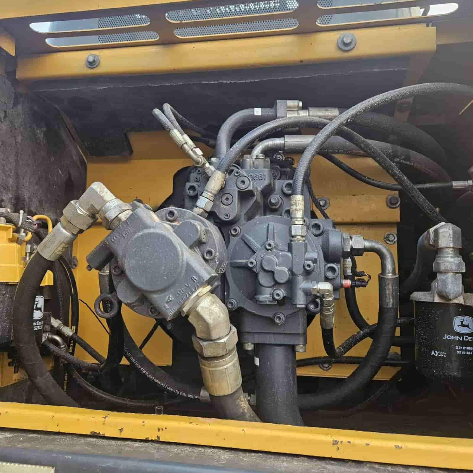 895 HOURS JD 360 Crawler Excavator