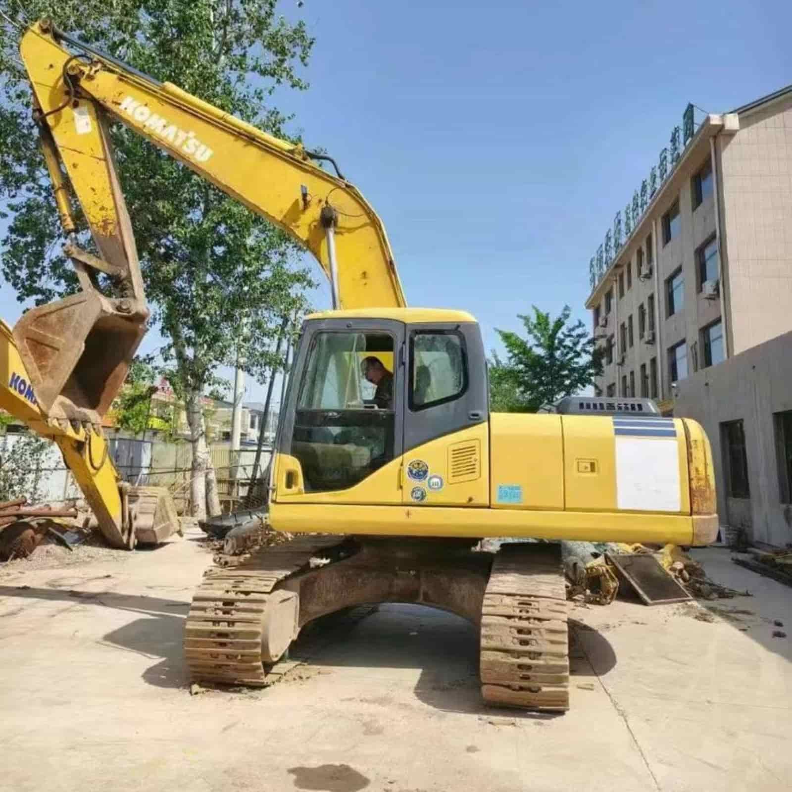 4220 HOURS KOMATSU 200-7 Excavator