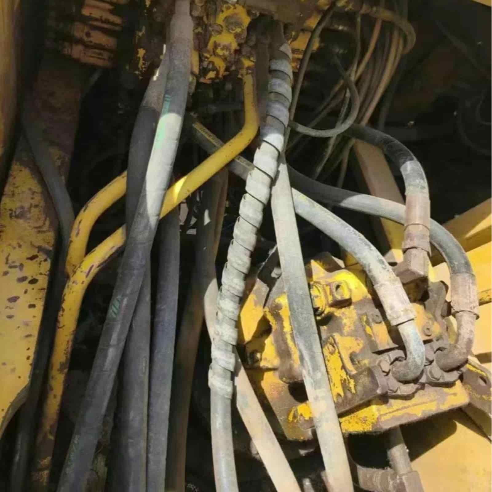 4220 HOURS KOMATSU 200-7 Excavator