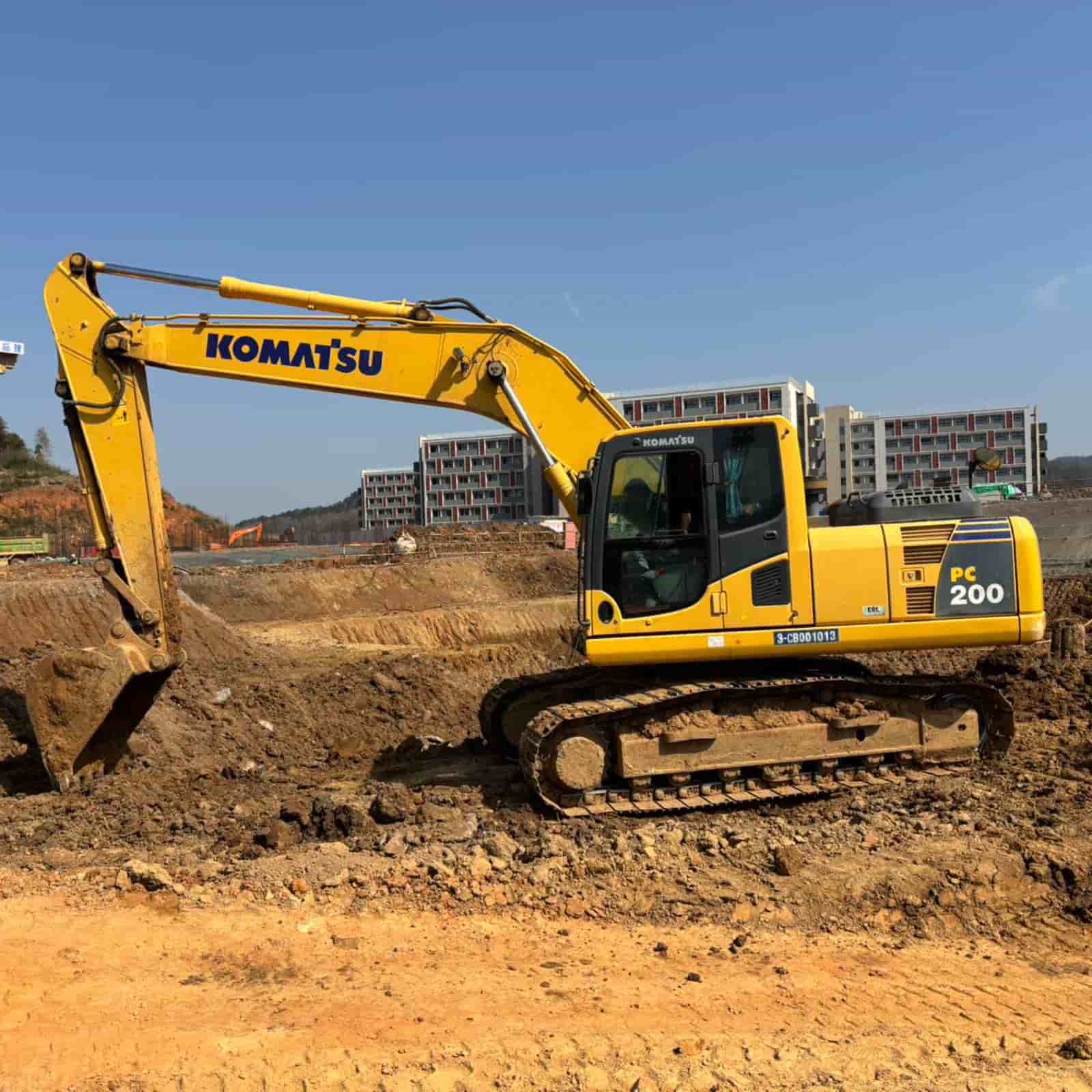 4000 HOURS KOMATSU 200MO Excavator
