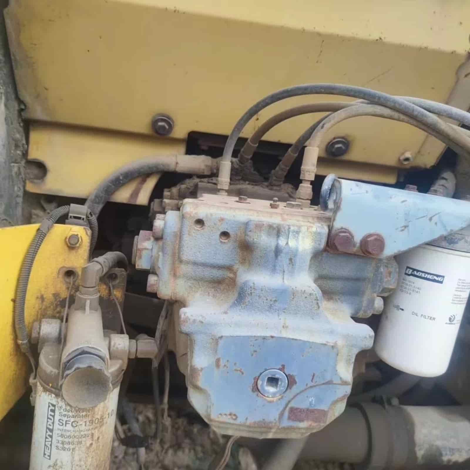KOMATSU 220-8 Excavator