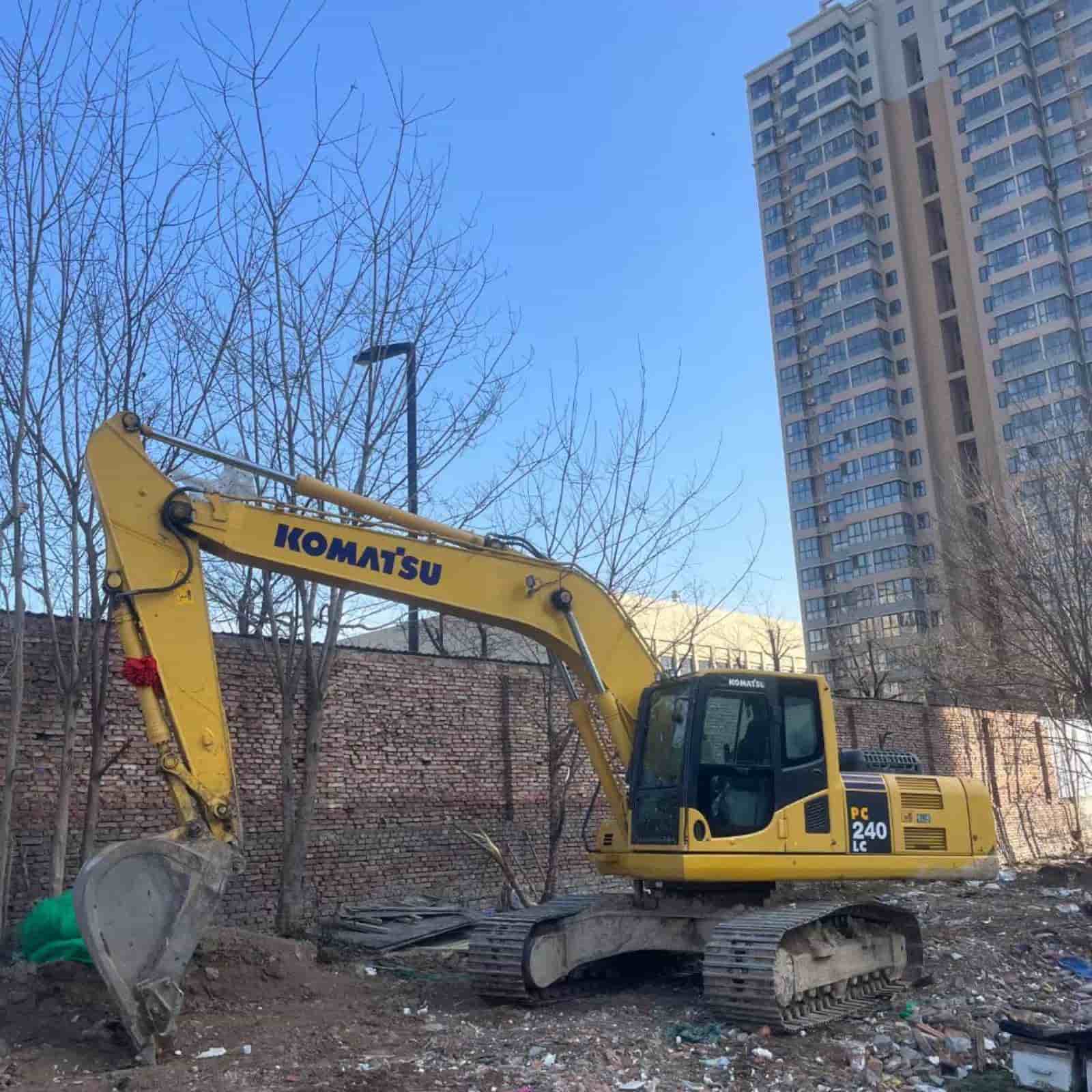589 HOURS KOMATSU 240lcmo Excavator